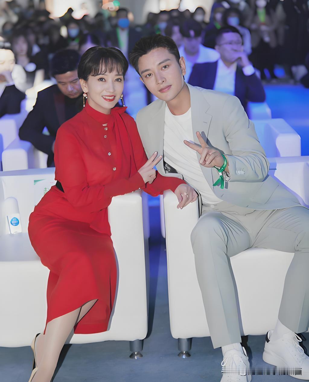 一点也不相信自己的眼睛，跟贾乃亮一起合影的这位女明星竟然有70多岁了 ，她穿着一