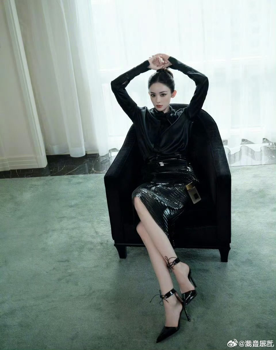 娜扎今日look 娜扎真的太适合暗黑系了，蛇皮裙衬得她气场全开，每一眼都让人惊艳