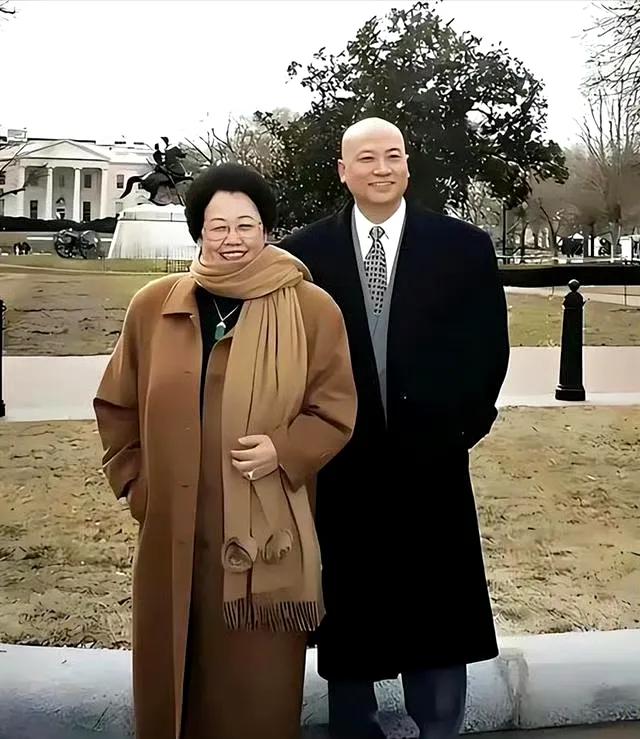 迟重瑞是有大智慧的人，主持人问他如果和夫人意见不统一怎么办，他说：“尊重她，她是