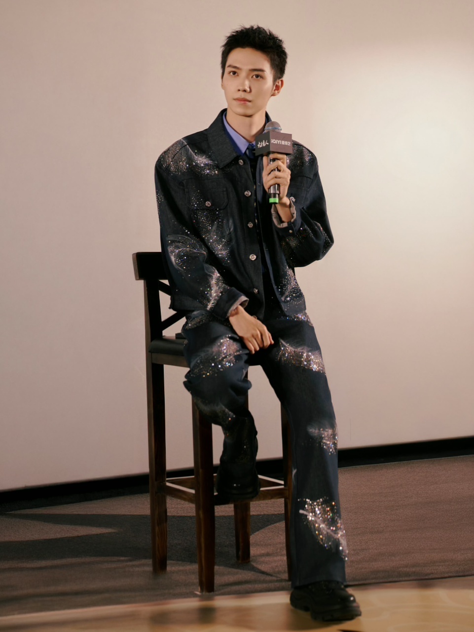 室外零下28度，心里100度！说的就是罗一舟吧。极端天气下光腿拍雪地戏，穿着单薄