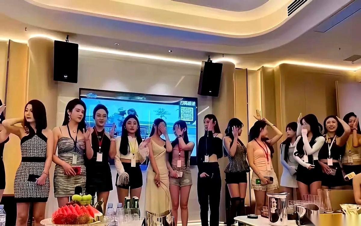 现在进商K的人，可能连话筒都不碰了。

那地方早不是唱歌的地儿，更像一个设计好的