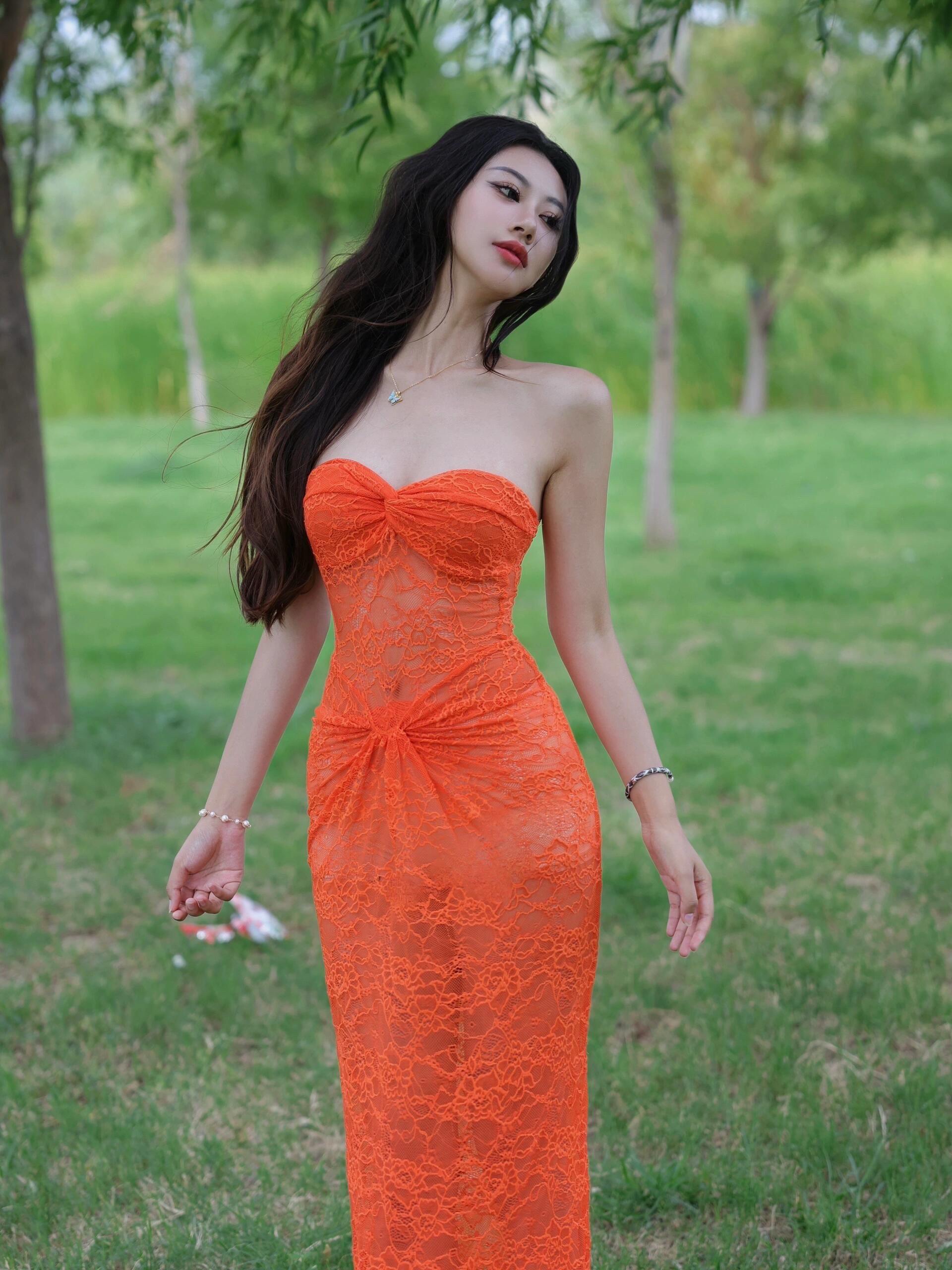 把心事丢进风里 让山野治愈所有疲惫 这抹橙，是我与世界温柔对抗的颜色