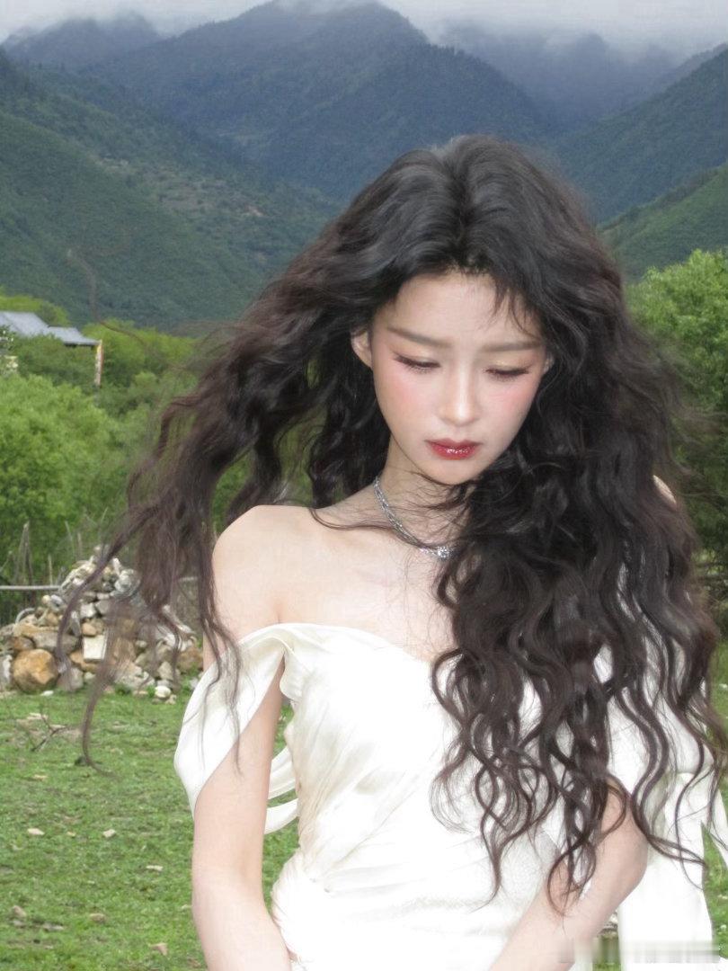 VOGUE出发图 孙怡今日造型氛围感拉满，一袭飘逸高定白裙搭配牛仔靴，将野性与柔