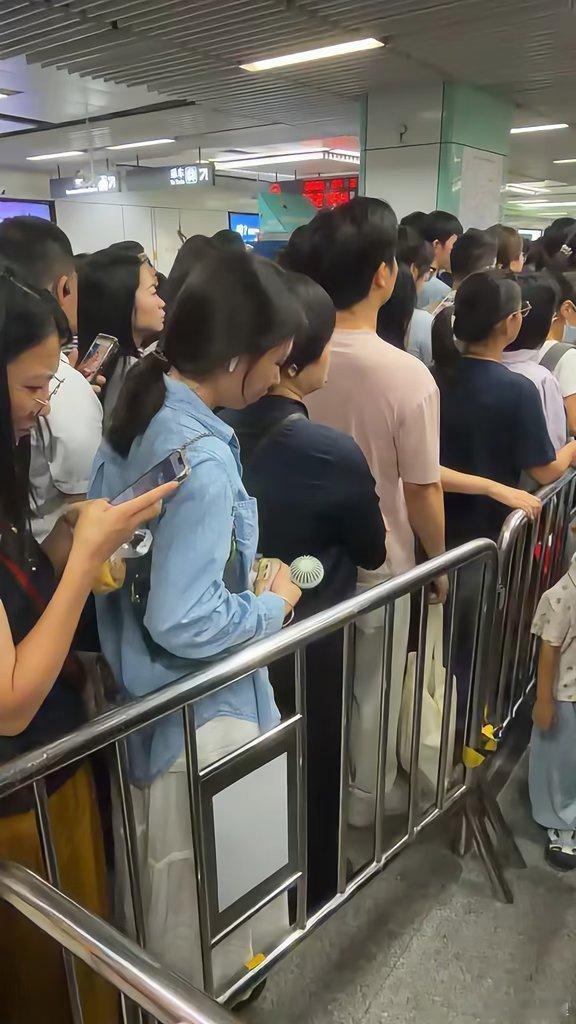 谁敢想这是早上8点15分的杨美地铁站 今天已经是提… 戳我查看完整笔记>>网页链