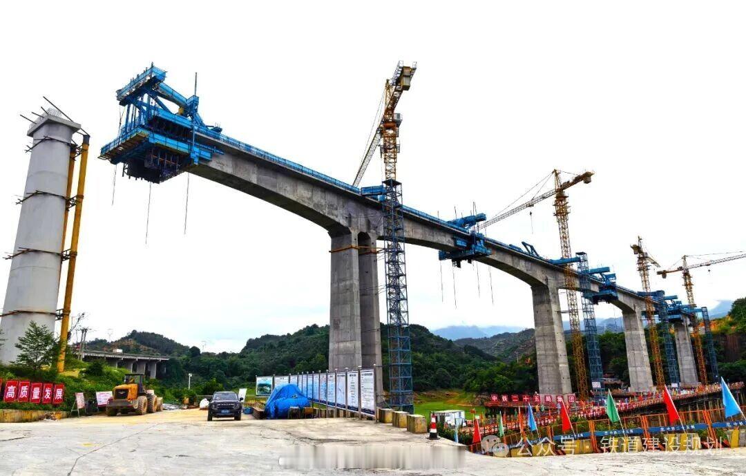 国铁头条【与运河联动！黄百铁路建设进度超60%】百色融媒6月1日讯：小满过后，天