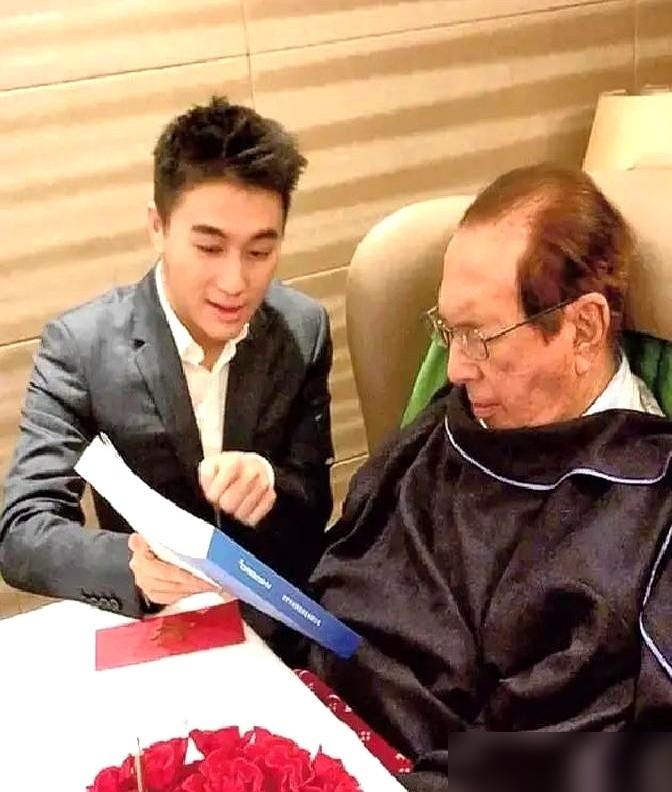 听说赌王咽气前三天，全身唯一动了一下地方，是手指。
​
不是因为求生欲，是四太把