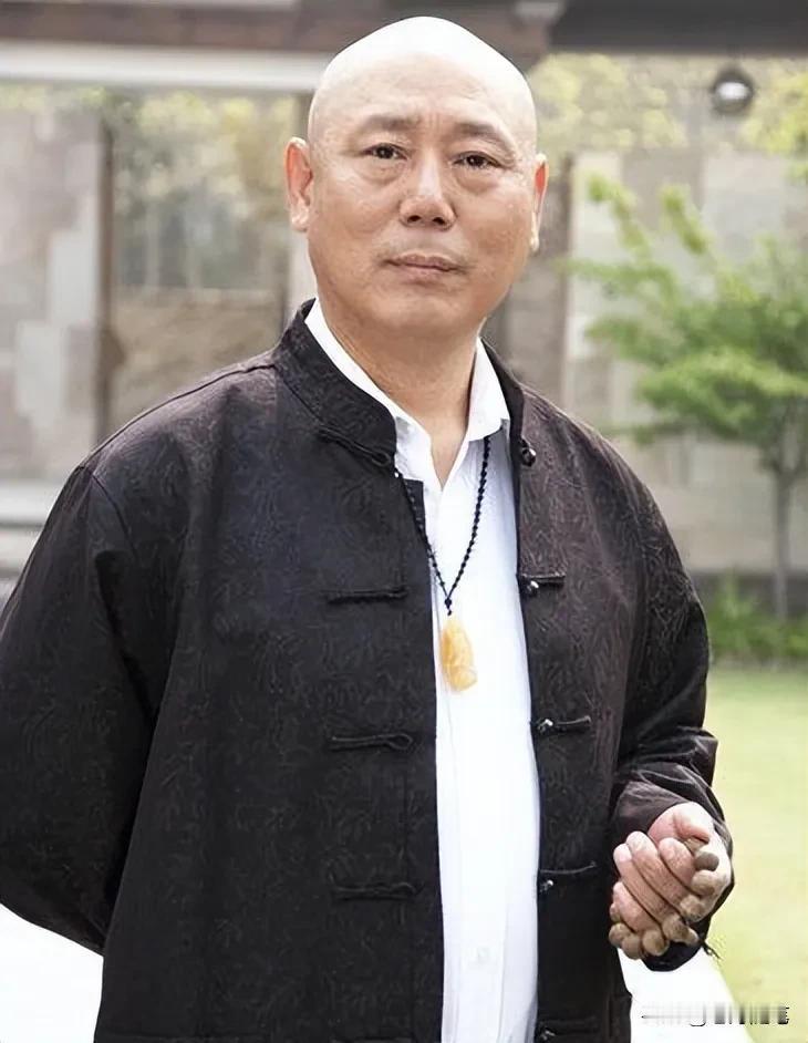 著名影视演员，李诚儒说：其实世界上就没有人是天生的左撇子，如果你听哪个左撇子人说