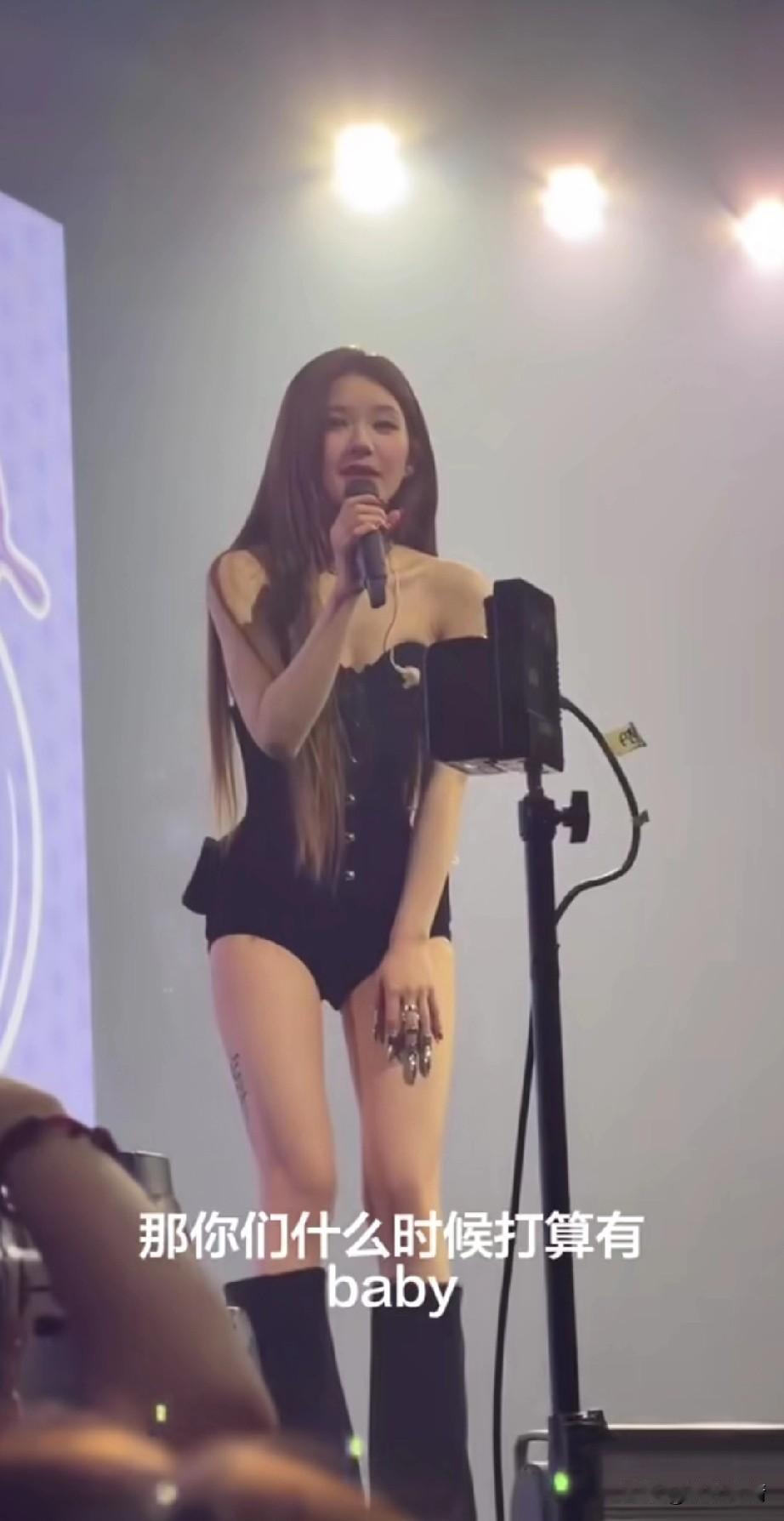 赵露思去泰国开演唱会，
不出意外火的一塌糊涂，
现场有记者居然询问她，
什么时候