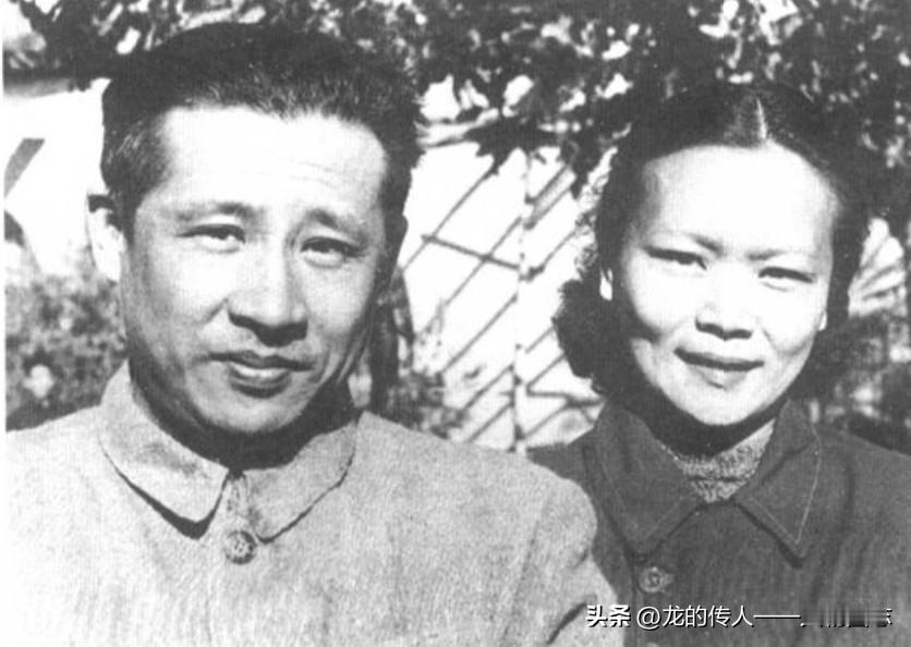 1950年，廖承志和夫人经普椿摄于北京寓所的庭院里。