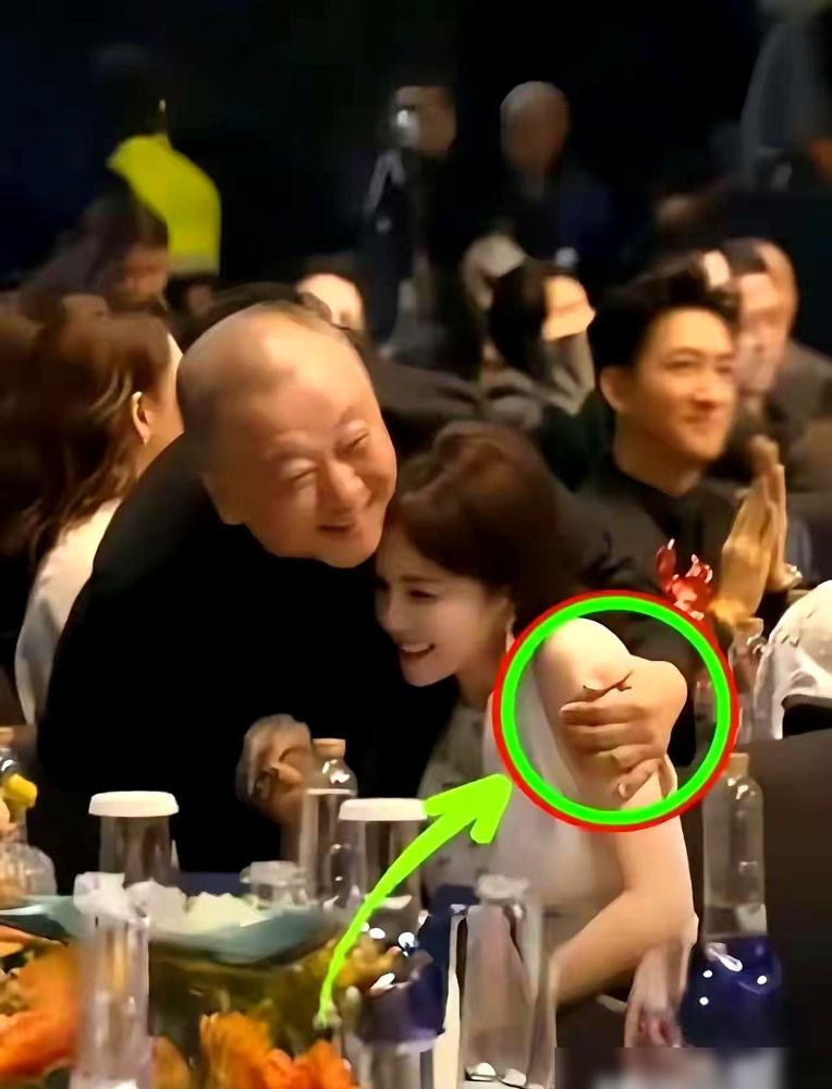 饭局还没开始，她就被人搂住了。搂着她的，是个一看就很有“分量”的中年男人，笑得跟