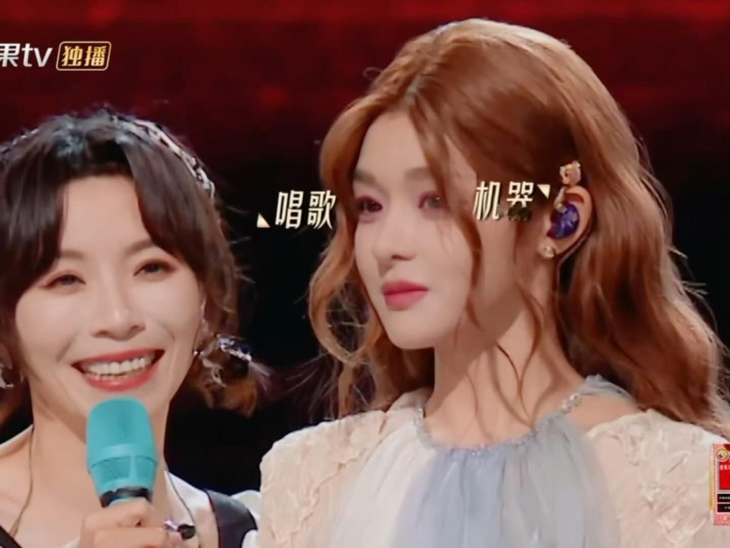 黄雅莉对黄霄雲的印象是唱歌机器黄雅莉坦言之前对霄雲的印象“觉得她是唱歌机器”，哈