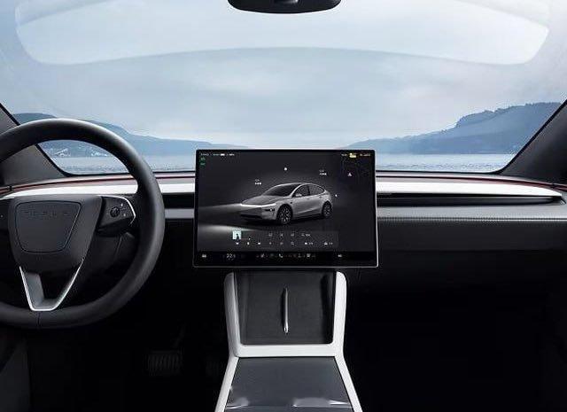 特斯拉中国即将宣布，其量产车型将配备16英寸中央显示屏。*此前，尺寸为15.4英