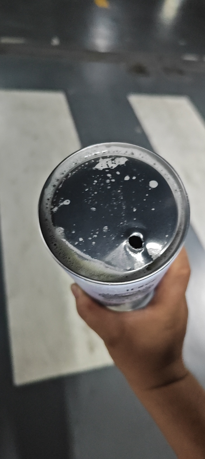 刚买了一瓶啤酒，掉地上撞到螺丝上，喝不了了。[允悲] ​​​