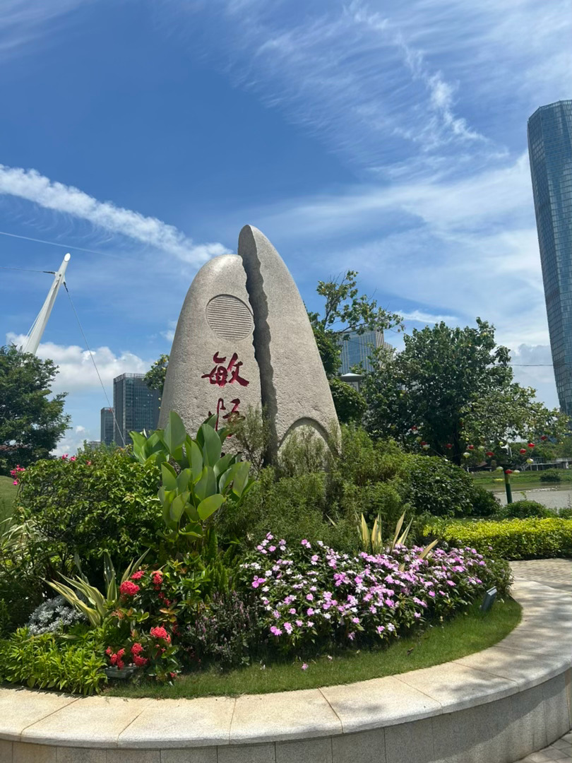 蹲在台阶数蚂蚁搬家时，风会塞颗糖；踩碎水洼里的彩虹，笑声能蹦到云里。别怕慢呀——