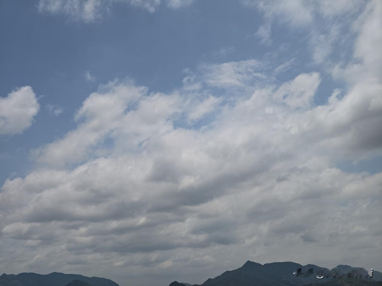 带着沉闷的微风带动山间小草和树木
嘹亮的蝉鸣声萦绕于云层和山地间
