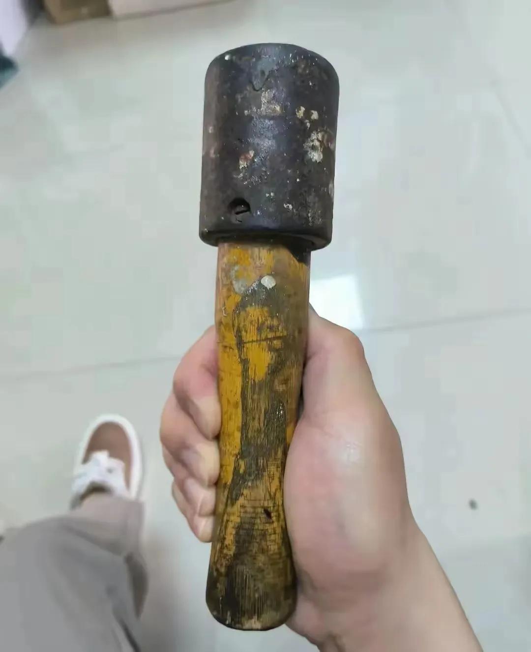 大家看看是不是真手榴弹，还是过去体育课的教练弹。五，六十年代出生的人都记得小时候
