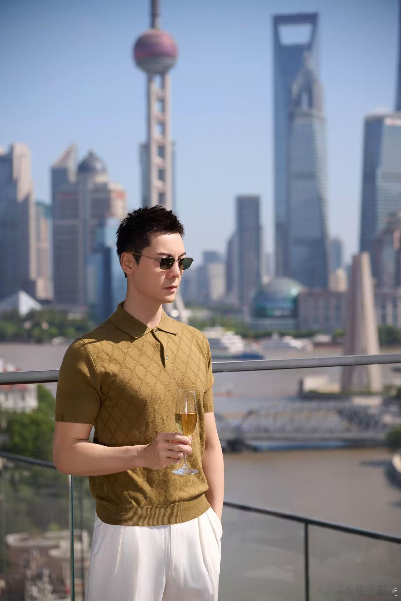 陈伟霆电梯神图太经典了！生日之际新剧好命哥来袭，音乐节也大放异彩，真是全能艺人啊