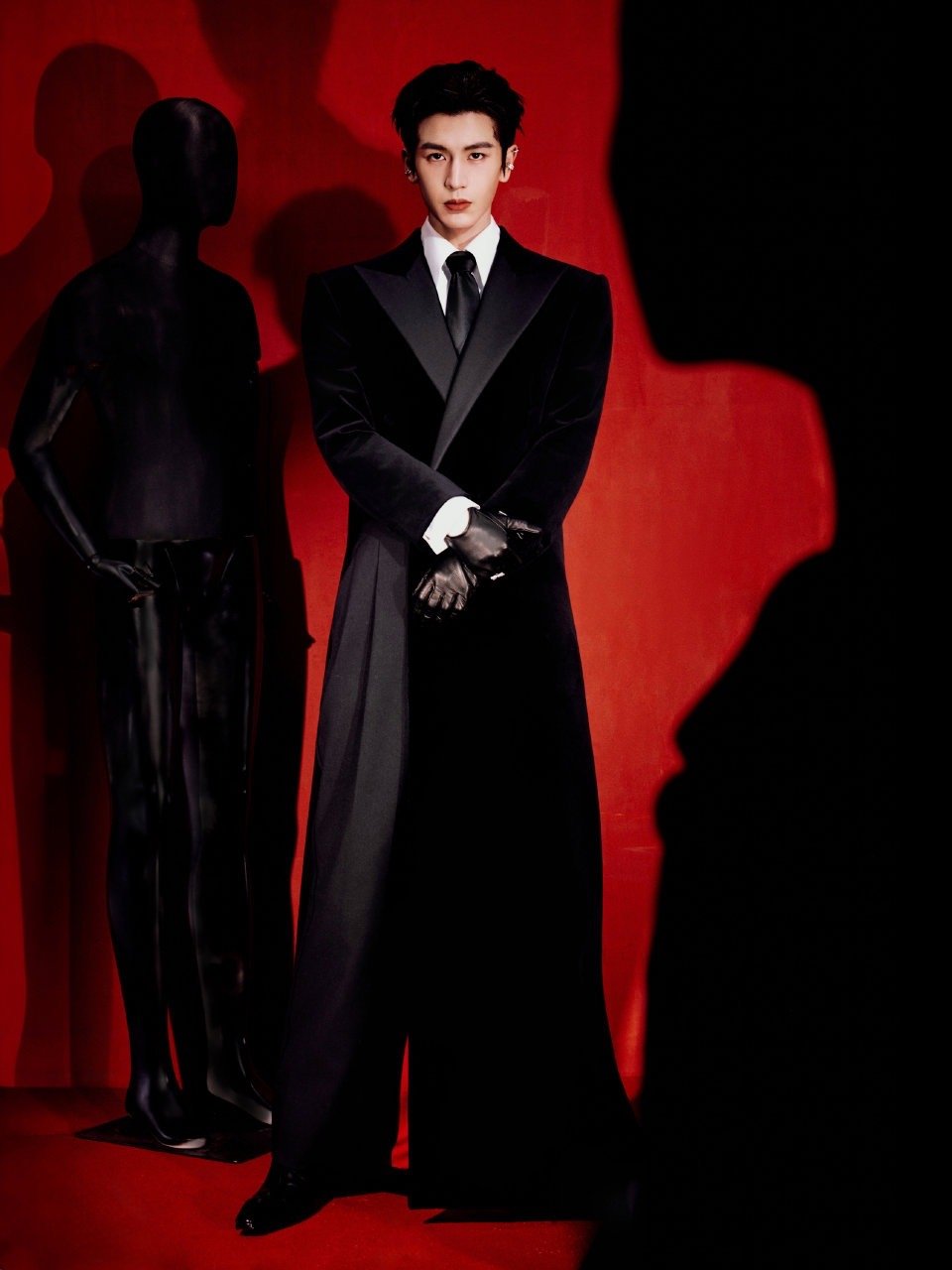 张凌赫湖南卫视跨年演唱会这组活动大片着实精彩，有被惊喜到！背景以红黑双色为主导，