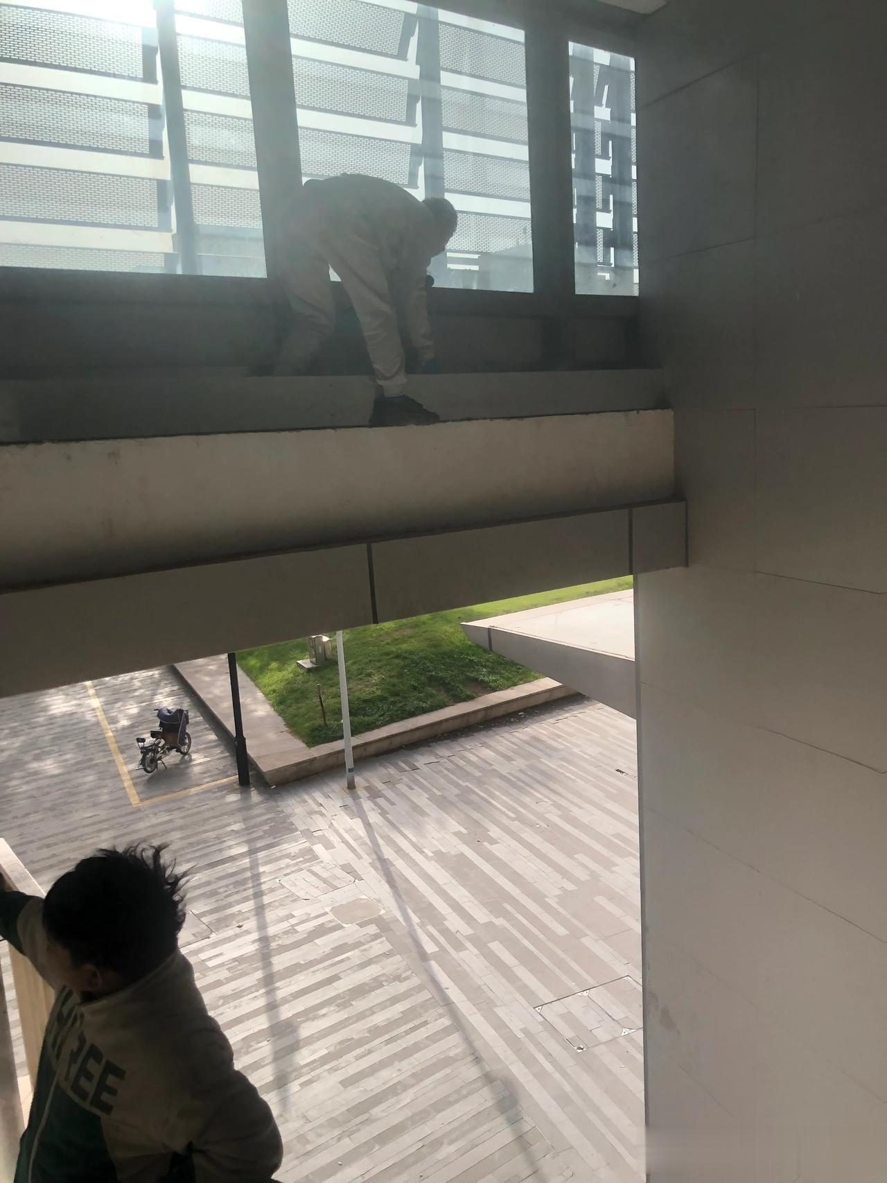 工人师傅赚点钱的确很辛苦，没有任何保护措施，站在窗台上更换材料，虽然危险，但活总