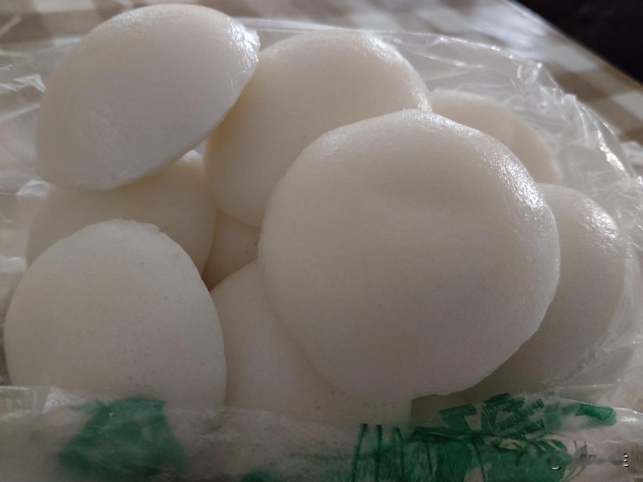 我发现我们这里60岁以上还在上班的女人还真不少，反倒是那些三十来岁不上班，天天打