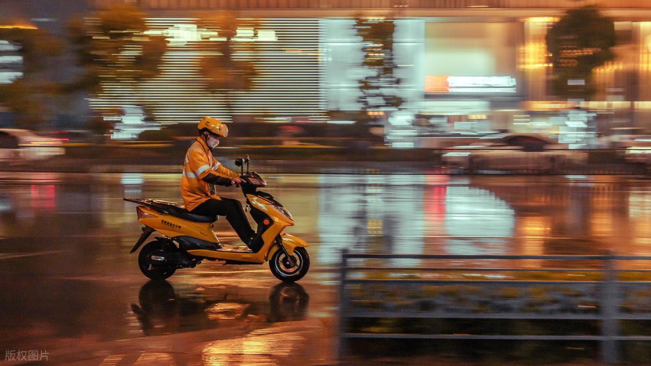 2025年开启的外卖补贴战，美团、饿了么、京东三大平台累计投入超千亿元资金，满减