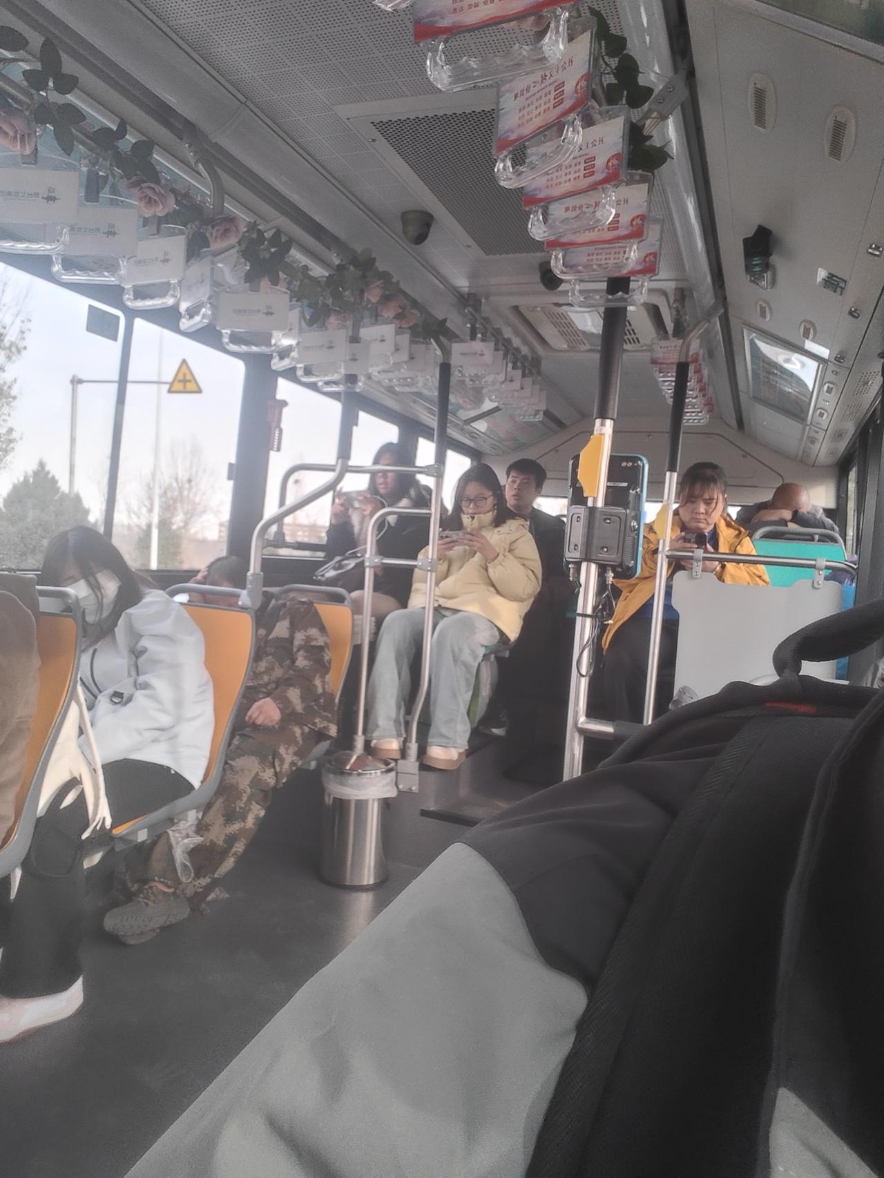 今天我要曝光一下邢台公交12路的这位美女司机，因为离站牌还有十几米，看到12路已