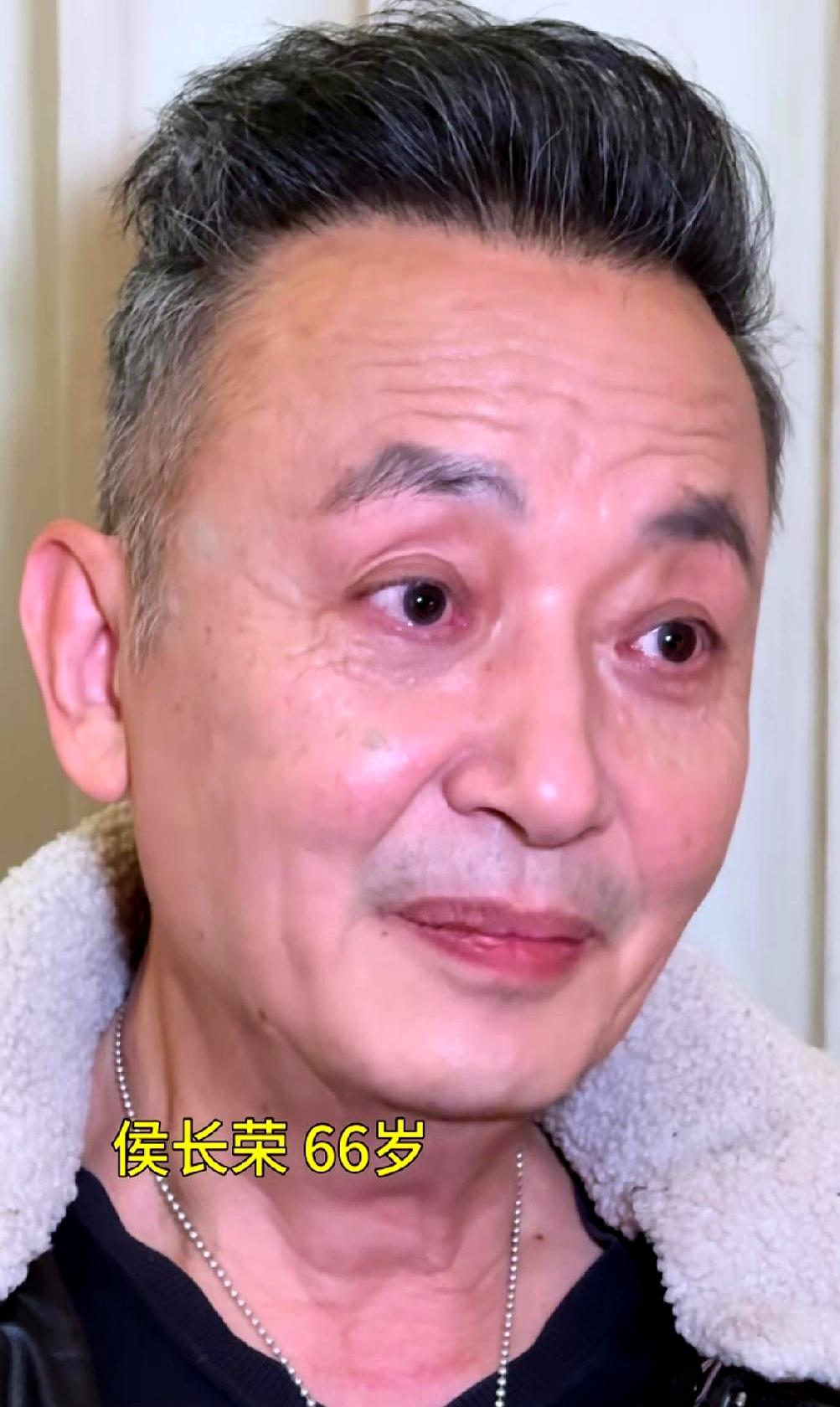 当那张熟悉的侧脸再度映入眼帘时，66岁的侯长荣，还是那股温文儒雅的劲儿，举手投足