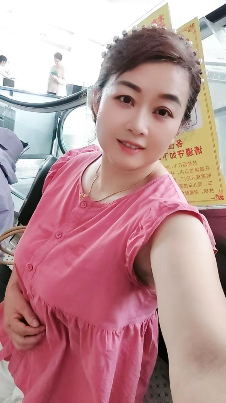 难得粉色穿搭 夏季逛街穿搭