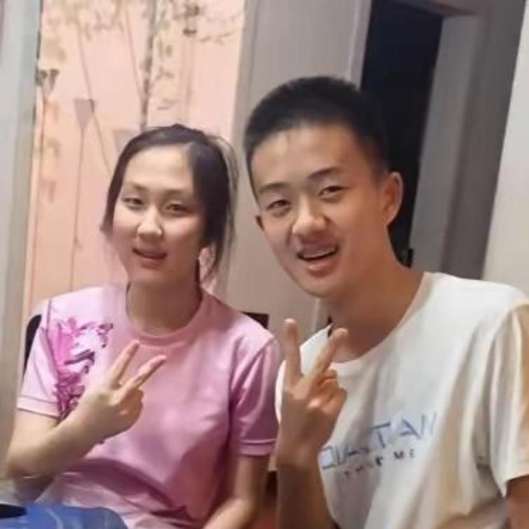 绵阳龙凤胎查分现场直接轰动全网
 
绵阳一对龙凤胎查分名场面直接看呆众人，妹妹7