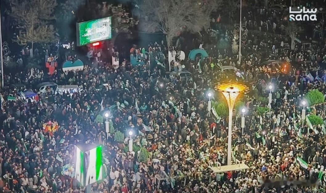 12月8日是叙利亚推翻前阿萨德政权的“解放一周年纪念日”。

叙利亚全国各地庆祝