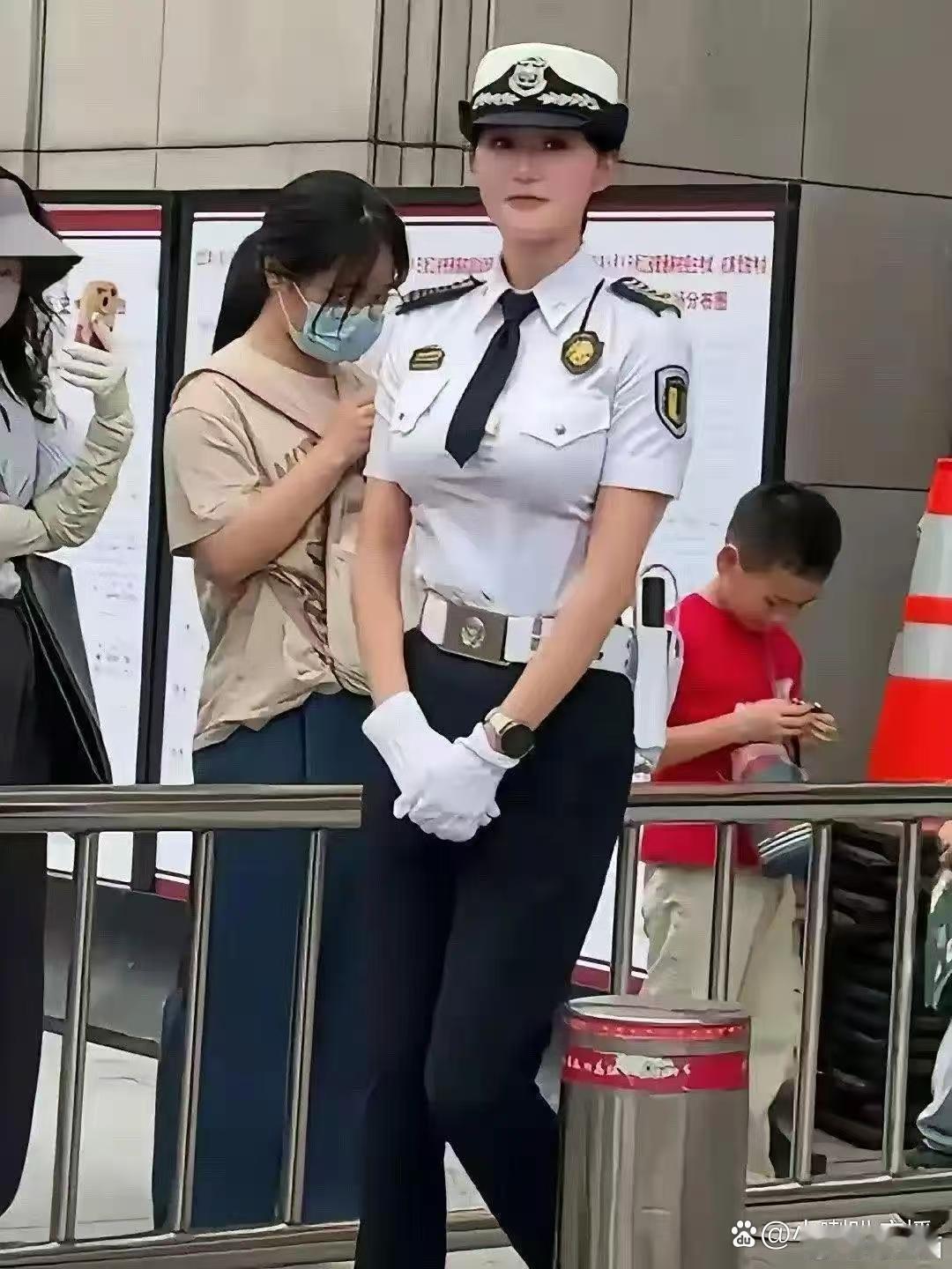 这制服是不是太小了 ​​​