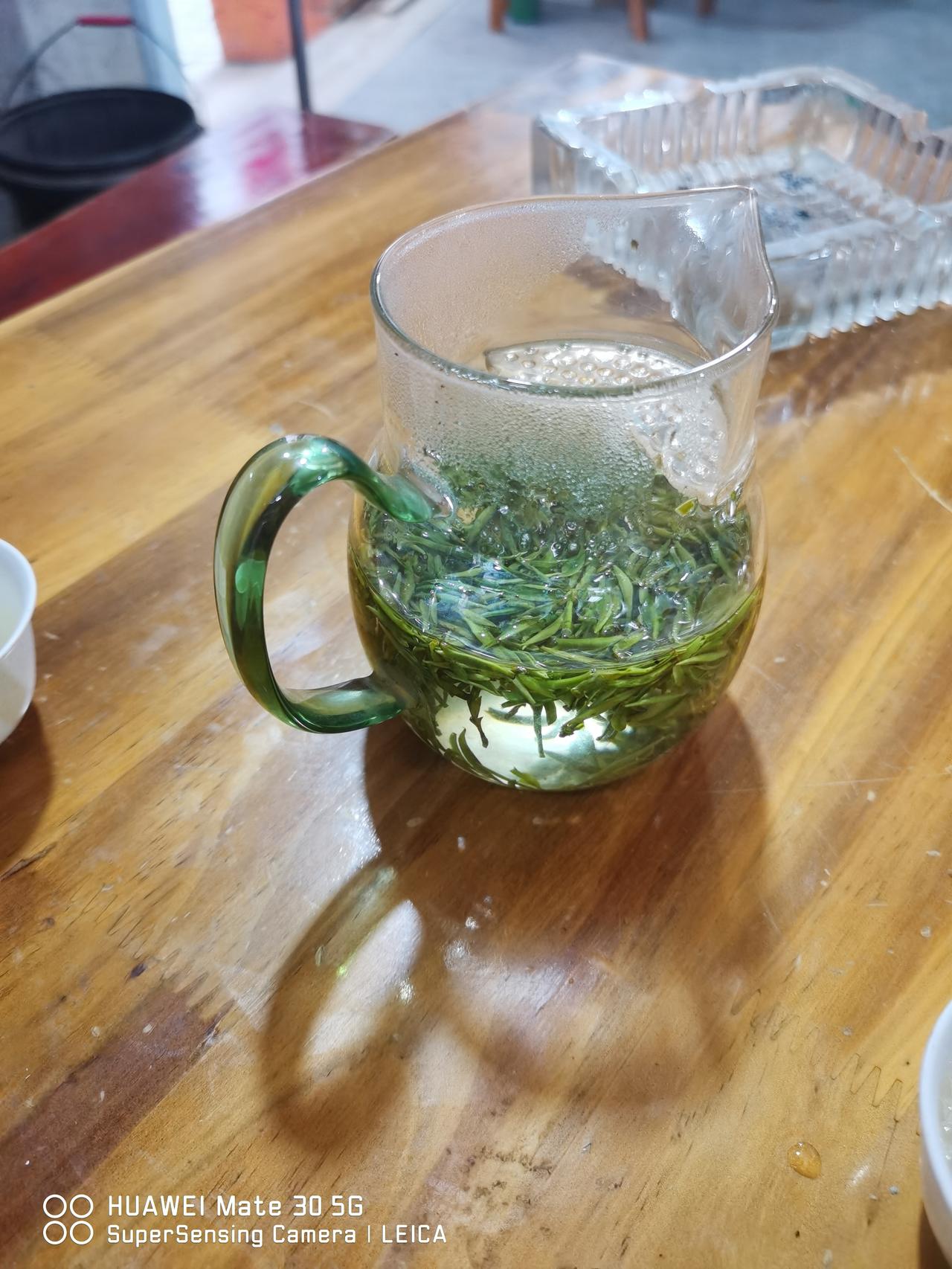 现在基本确定我买到的不是纯正“明前黄山毛峰茶”[捂脸]因为在现场泡的茶叶颜色（图