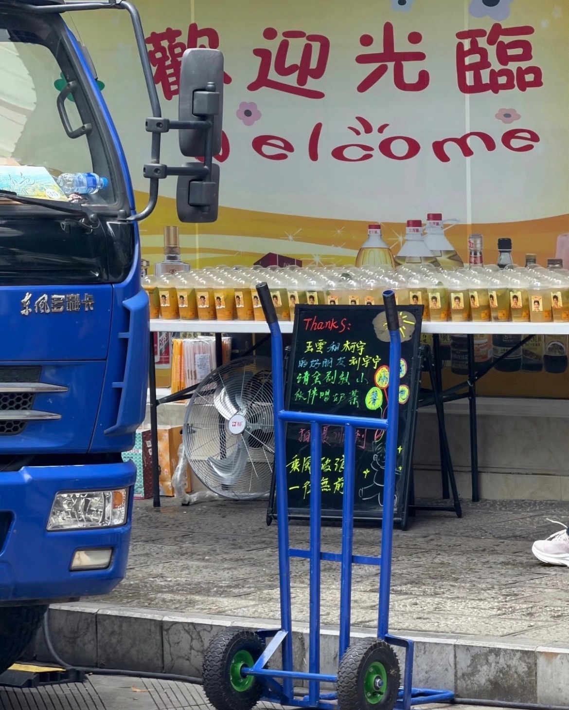 刘宇宁请柯宇和玉雯的剧组喝奶茶地球和开推友谊长存呐刘宇宁请剧组小城春色喝奶茶刘宇