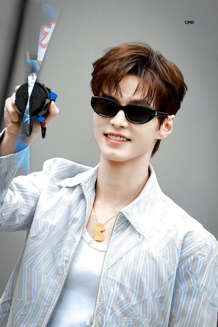 何与hi6上班帅成啥样了