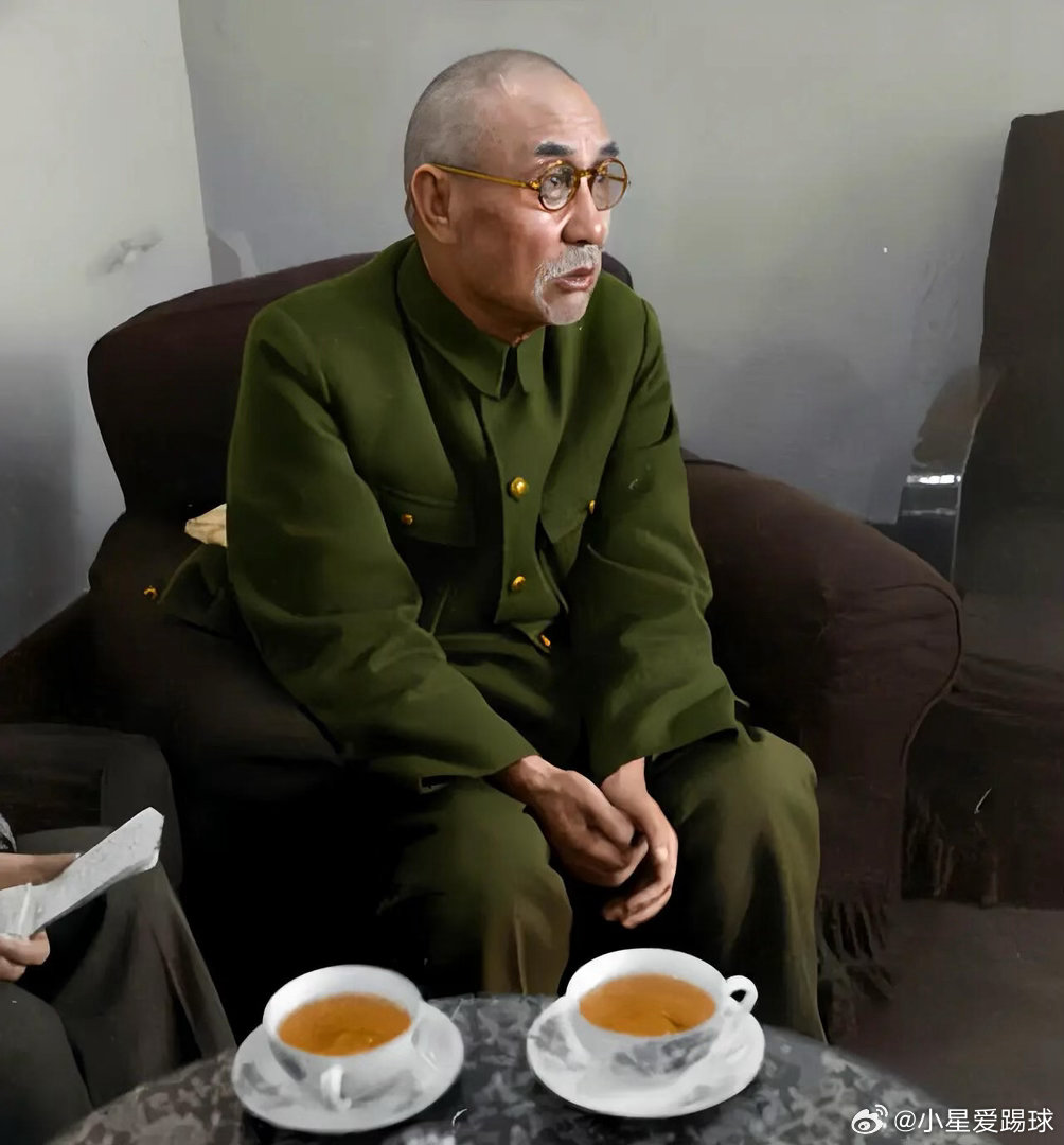 1948年11月，困守在太原的阎锡山接受记者采访时的一幕，彼时的太原已经被困了两