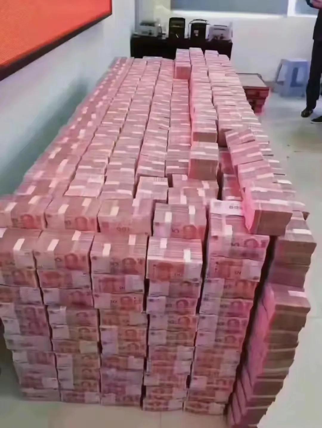 看来有了钱💰才有说话的底气！[微风]
都说：穷在大街无人问；富在深山有远亲！这