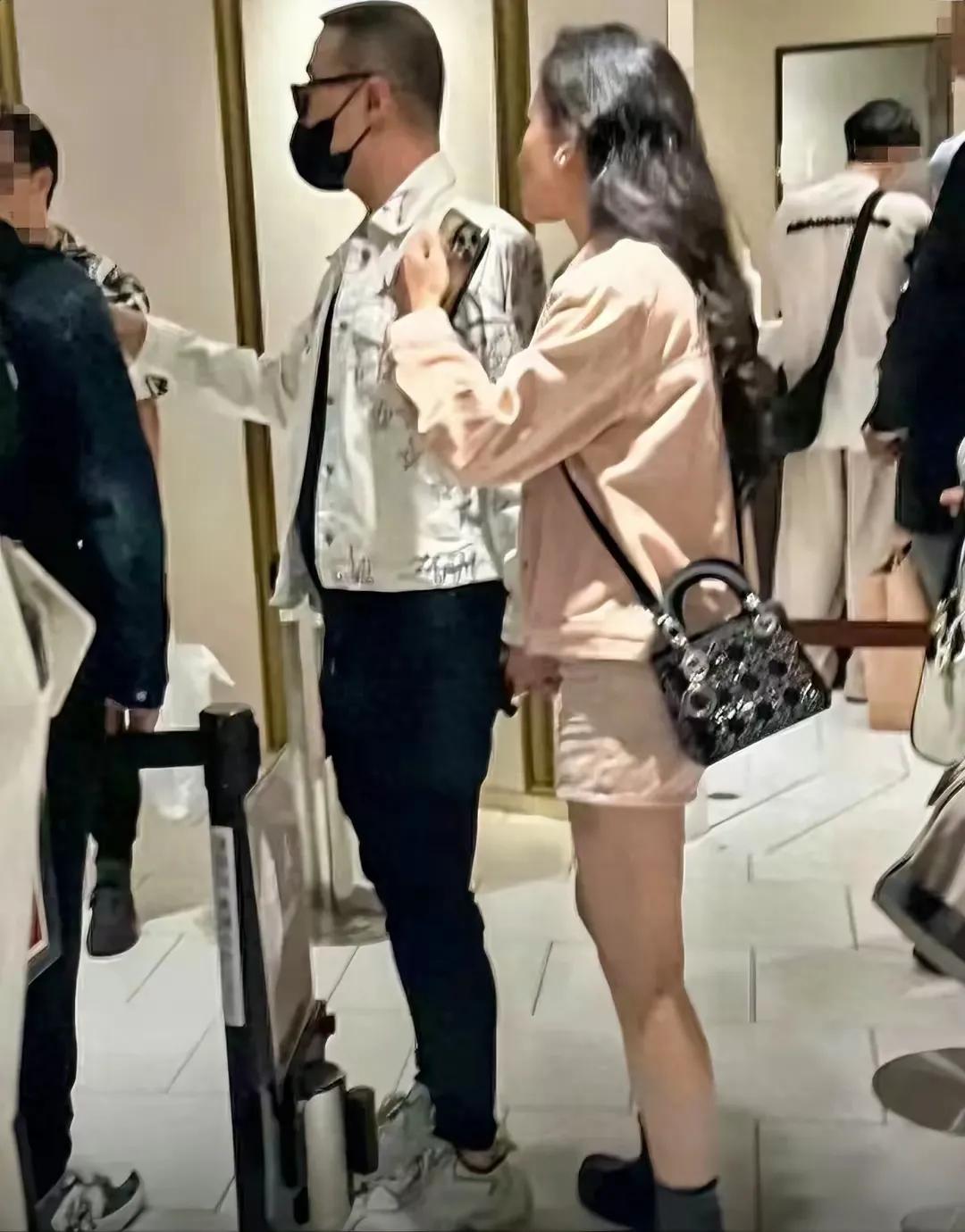 其实汪峰不只带四个孩子一起出行，他还这次去度假带着女友森林北的孩子一块去度假了。