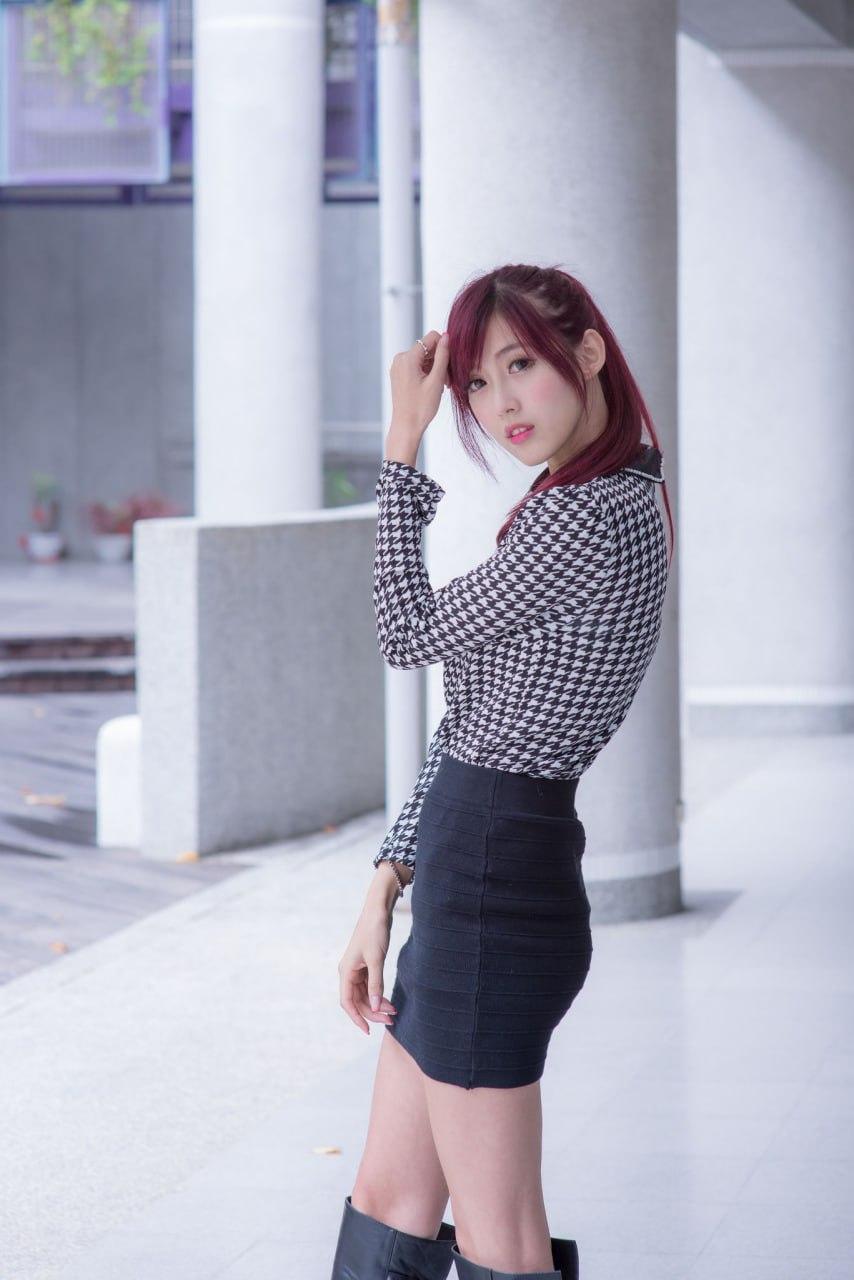 想成为最佳摄影师吗? 都市红发少女，时尚黑白格纹上衣搭配黑色短裙，自信满满！