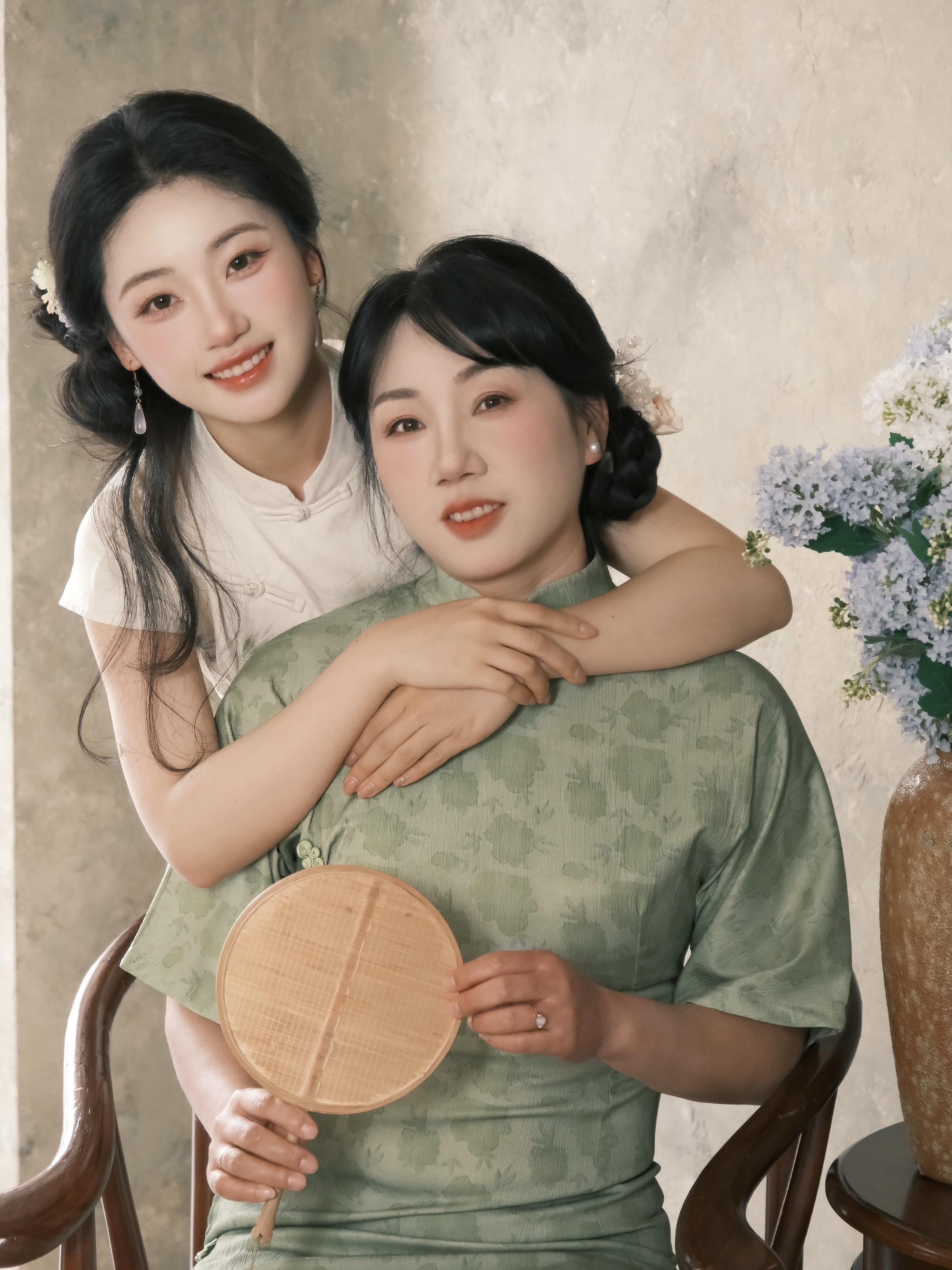 神不能无所不在，所以发明了妈妈。当了很久的写真模特，终于也带妈妈拍了一...