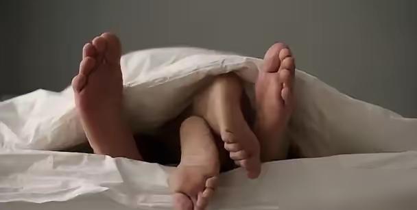 甘肃天水，55岁男子谢某在女友巩某家中饮酒后身体不适，服用女方家备用胃药，身体未