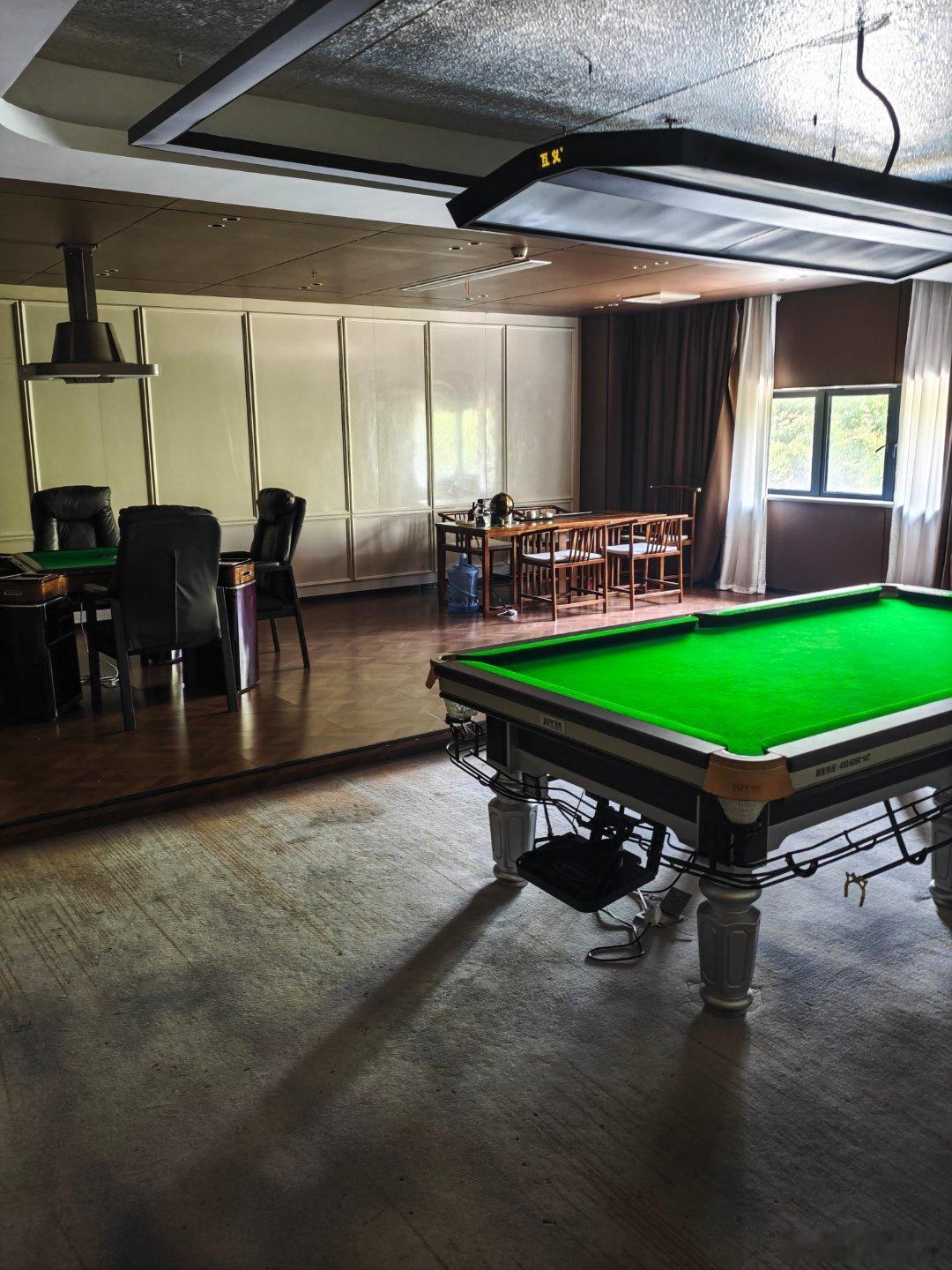 现在的台球室也挺卷的 有棋牌室还得带台球桌子还得有茶桌 关键还得有助教 武汉