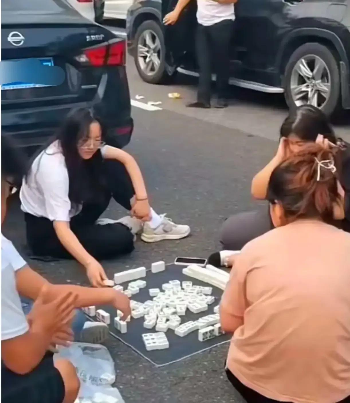 国庆堵车堵出了新意！一到节日大家都想出去旅游，堵车就是常事了，看这张网友才发的照