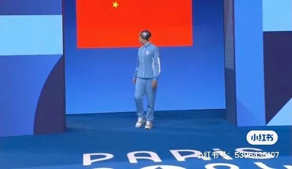 阿根廷队员出场后面是中国国旗，是不是因为别的国旗版权都在视觉中国手里。