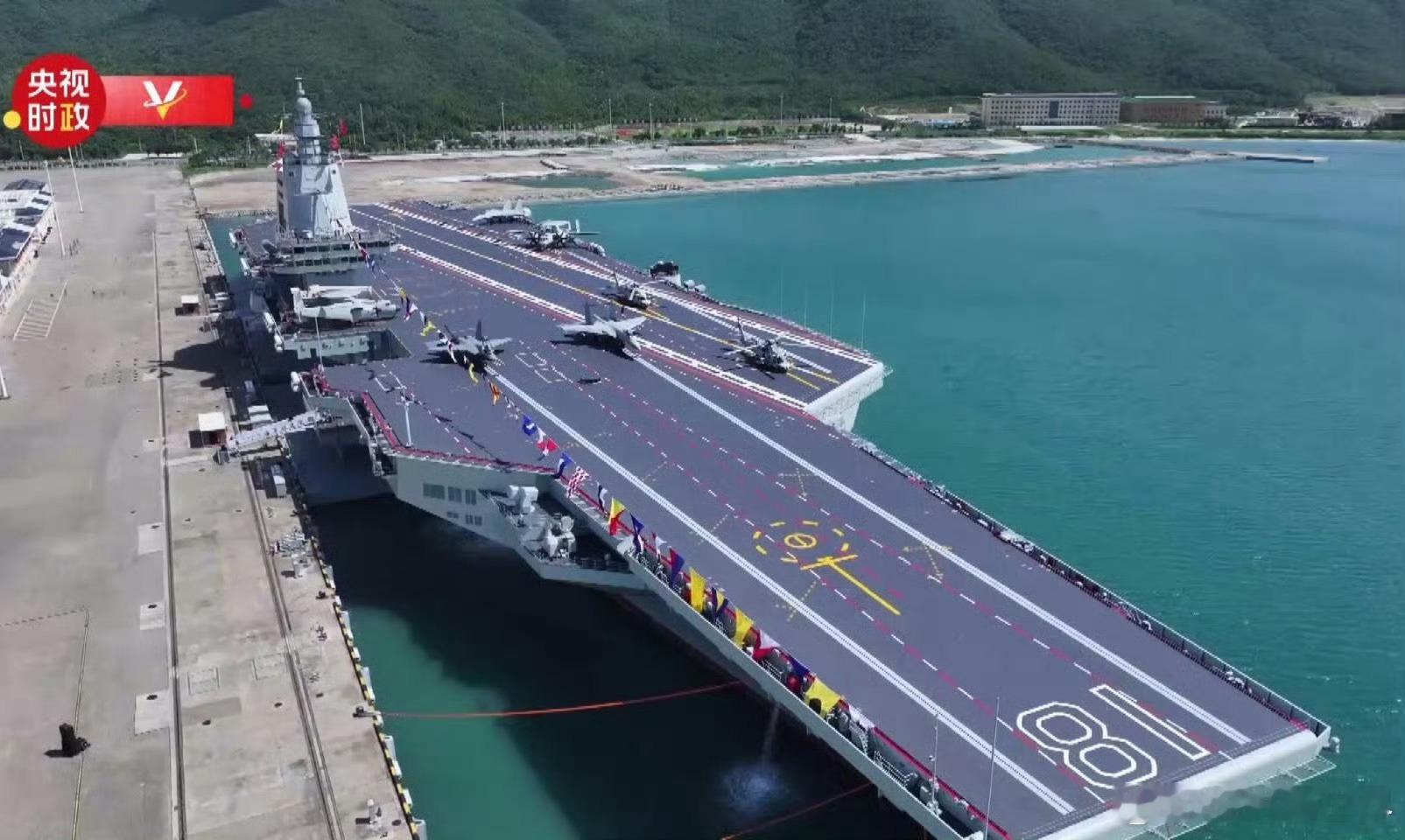 从高度维度看，福建舰舰体巍峨矗立，高度堪比20层民用建筑。当人们抬头仰望这一海上