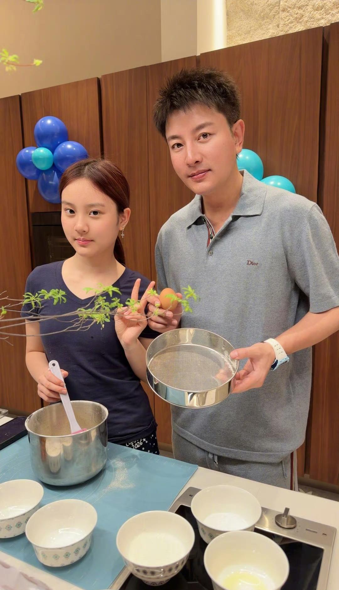 贾乃亮微博暖心发文庆生，字字满是温情与柔软。
直言最幸福的事，便是有挚爱大宝贝陪