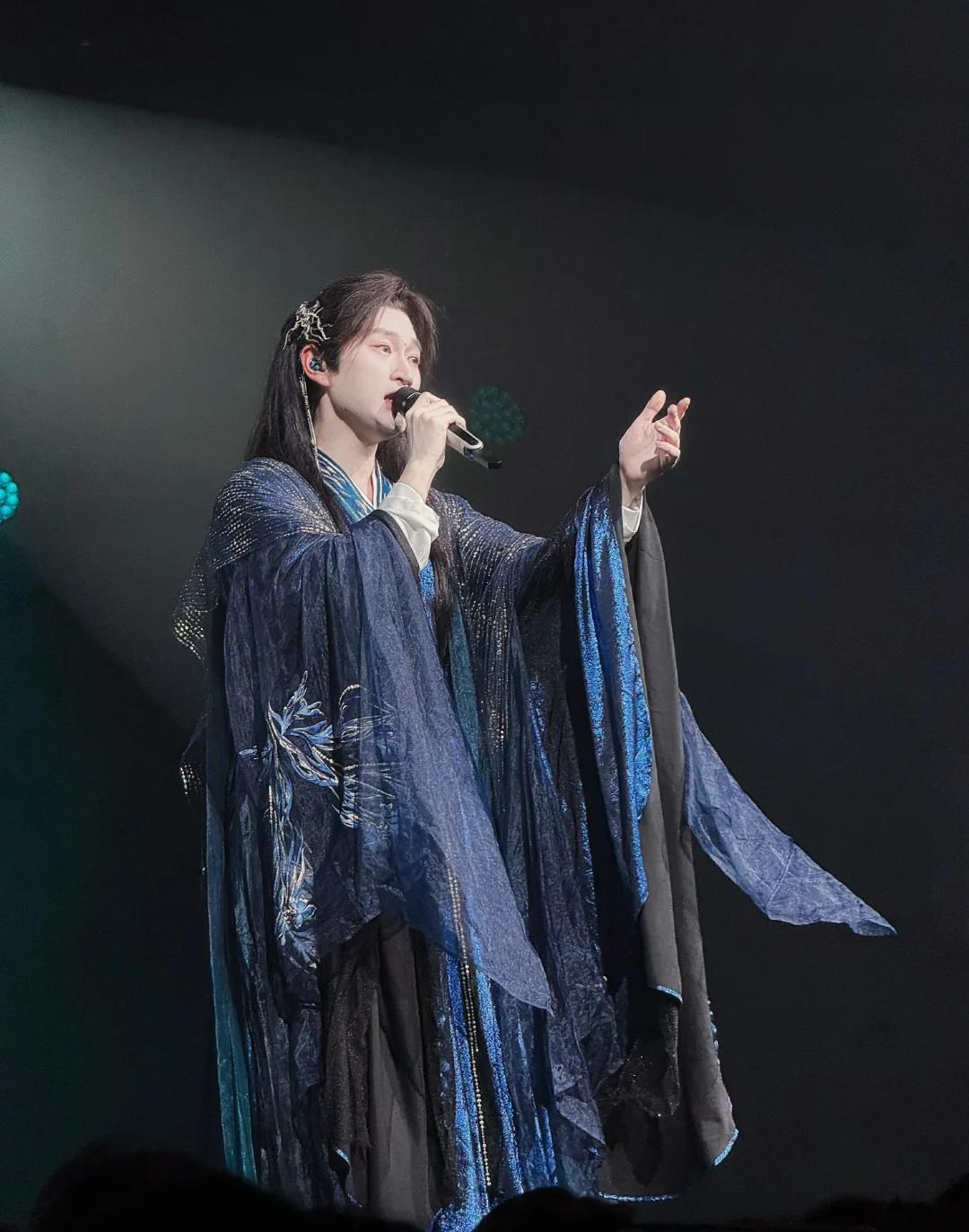 修了几张上海场的图
📍西岸·瓦肆VAS
20260725
摄影技术亟待提升，以