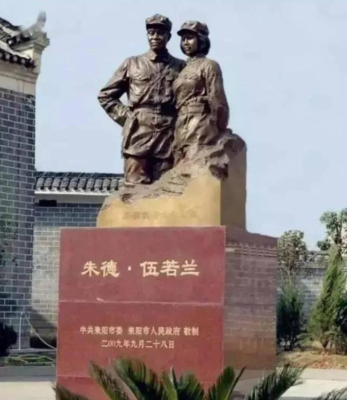 1929年，朱德和妻子正在吃饭，突然，十几个敌军踹门而入：“谁是朱德！”在生死关