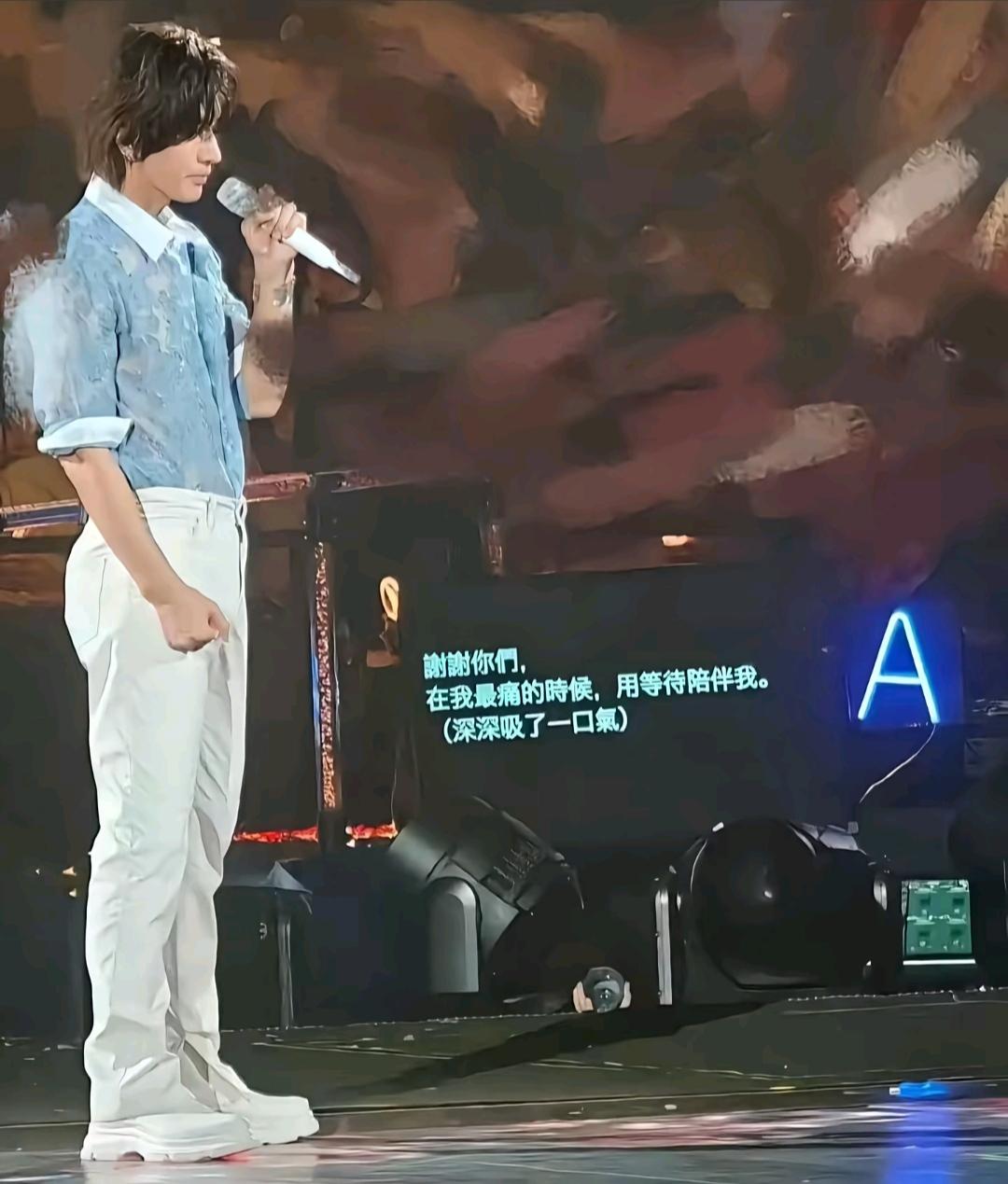 言承旭最近开演唱会，
被拍到提词机上写着情绪指令，
什么时候该激动，
什么时候该