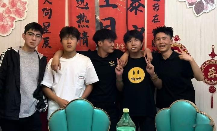 年初五兄弟一同遭遇下岗风波，外出求职四处碰壁，屡屡碰壁满心焦灼。最让人忧心的是个