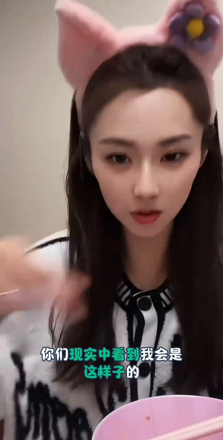 你们现实中看到我会是这样子的，脸更小。